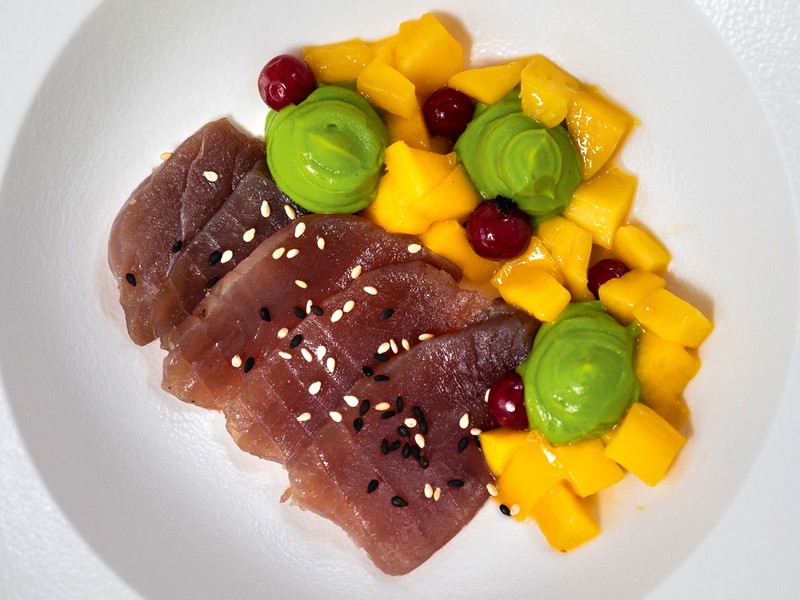 Gebeizter Thunfisch mit Mango, Avocado und Johannisbeere.