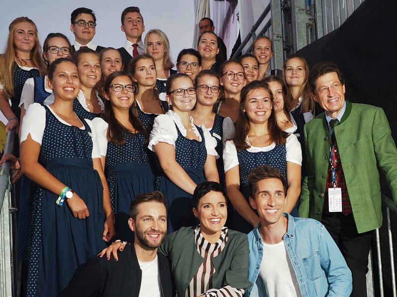 Josh., Nina Regen und Luke Andrews mit dem HLF-Team und Ernst Sommer.