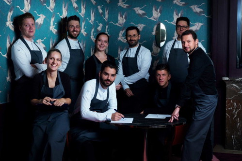 Das »Alois«-Team mit neuem Küchenchef Christoph Kunz (am Tisch, mit Stift in der Hand).&nbsp;