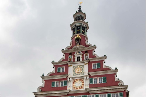 Das rot getünchte Esslinger Rathaus