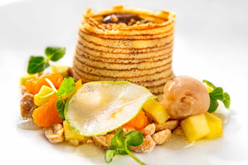 Luftiges Schokoladenparfait im Baumkuchen mit Mandarine, grünem Apfel und Erdnuss