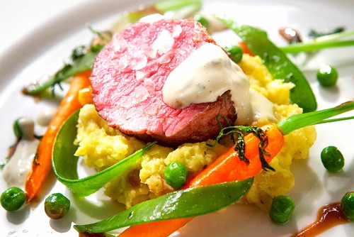 Rinderrücken mit Sauce béarnaise, glacierten Karotten, Zuckererbsen und Stampferdäpfeln à la „Café de Paris“