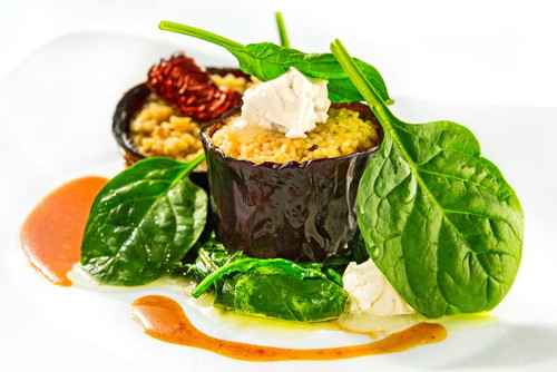 Veg. Alternative: Gegrillte Melanzani mit Couscous Manouri und Blattspinat
