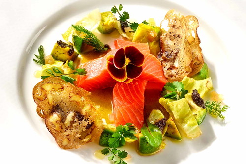 Tartar von Avocado und Limetten, gebeizter Saibling in Pfeffercreme mit Endiviensalat und Walnussöl