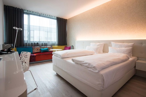 Das »Jaz Hotel« überzeugt mit geradlinigem Design.
