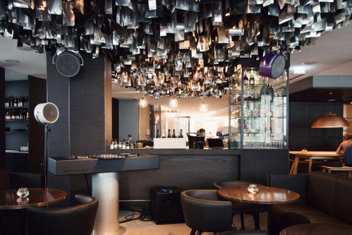 Musikalischer Empfang: Bar und Lounge im Erdgeschoss des »Jaz Hotel«