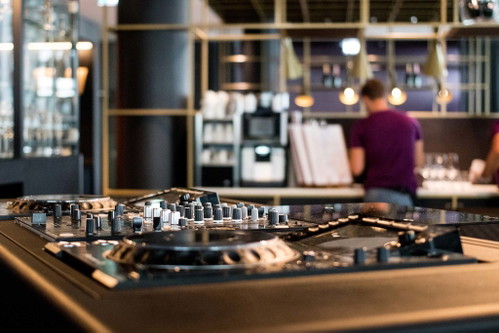 Den Jaz(z) im Blut: DJs und Musik-Acts geben sich im »Jaz Hotel« die Klinke in die Hand