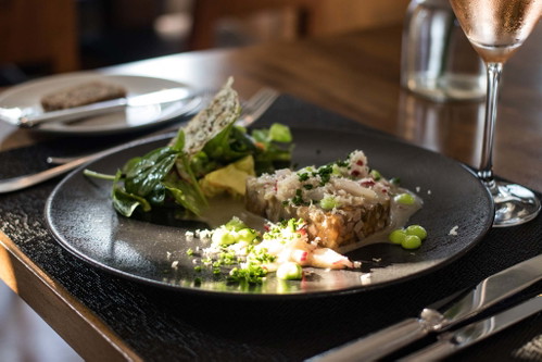 Zarte Tafelspitz-Sülzchen mit Radieschensalat und Wasabi-Mayonnaise.