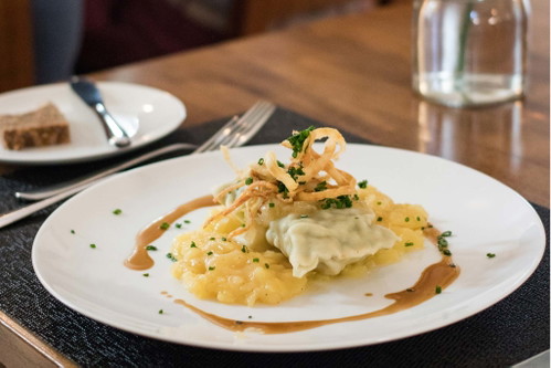 Maultaschen werden klassisch auf Kartoffelsalat serviert.