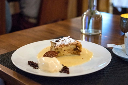 Ofenschlupfer aus Brioche und Äpfeln mit aromatischer Vanillesauce und Eis.
