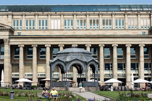 Der Musikpavillon auf dem Schlossplatz ist ein Bauwerk des 19. Jahrhunderts.