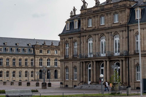 Das Neue Schloss wurde im 18. Jahrhundert als Residenz der württembergischen Könige und Herzöge erbaut.