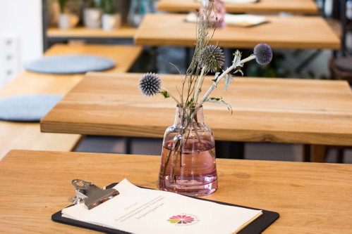 Im »flowers&amp;friends« genießt man Kaffee im Blumenladen.