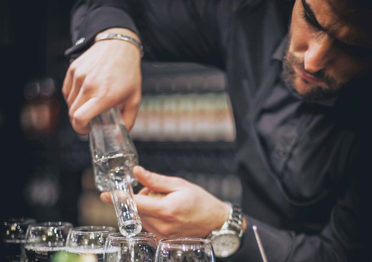 Auch wenn Gin &amp; Tonic zu den Klassikern gehört, kann man ihm doch eine individuelle Note verleihen.