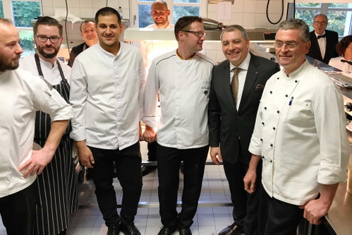 Kollegenbesuch auf Schloss Bellevue: Christian Bau schaute kurz bei Küchenchef Jan-Göran Barth vorbei (links neben Bau).