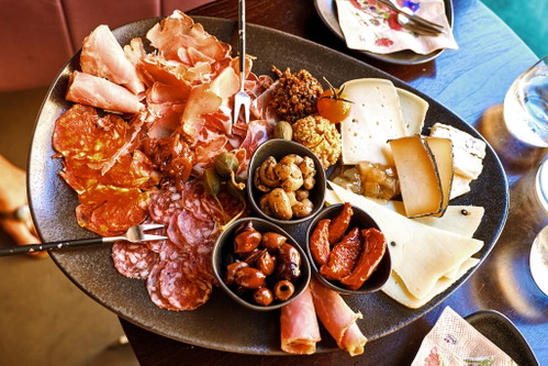 Antipasti-Platten werden zum Wein serviert.