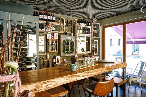 Die stylische »Weinbar Fahr Away« im Zentrum von Volkach.