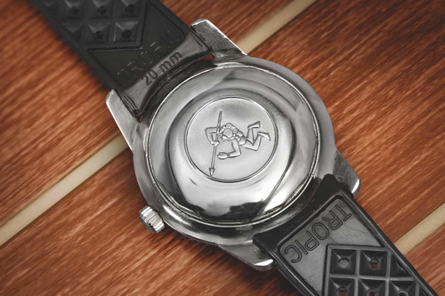 Ein Taucher zierte den Gehäuseboden der Longines Neptun von 1959. Gut zusehen am Bild auch das so bezeichnete Tropic-Band von damals.