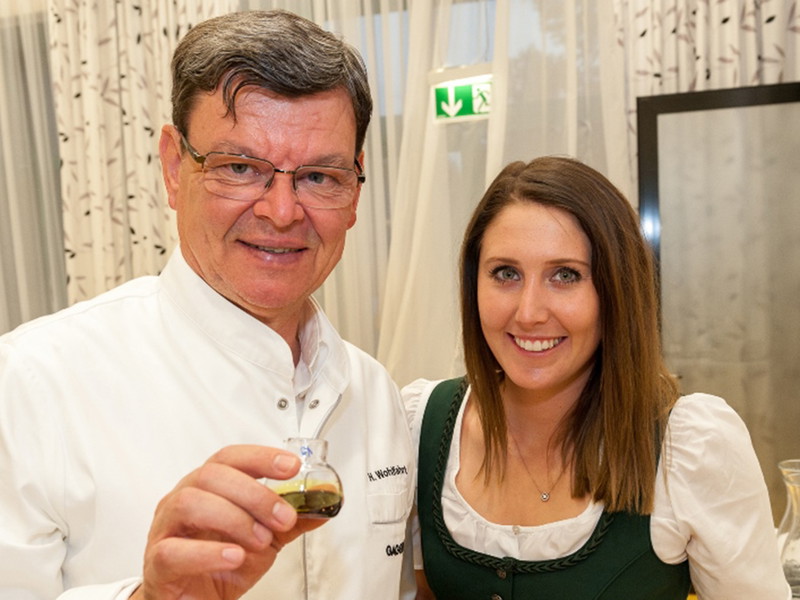 Star-Juror Wohlfahrt mit ÖSV-Star Conny Hütter beim Kürbiskernöl-Championat.