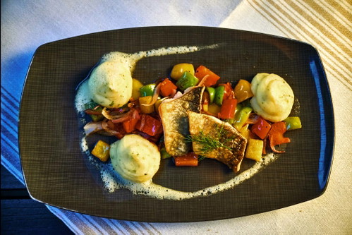 Der Gast wählt zwischen à-la-carte-Gerichten oder einem Degustations-Menü.