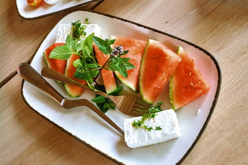 Schmankerln wie Ziegenkäse-Wassermelone stehen auf der Karte.