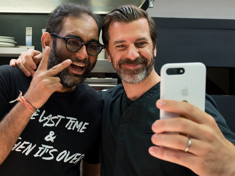Küchenchef Gaggan Anand mit Gastgeber und Stiftungsgründer von Fundaziun Uccelin, Andreas Caminada.