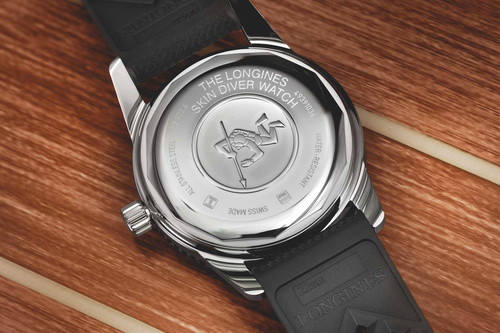 So wie anno dazumal ziert auch 2018 ein Taucher den Gehäuseboden der Longines Skin Diver Watch.