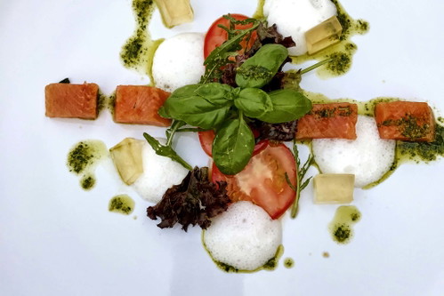 Hausgebeizter Saibling mit Tomaten