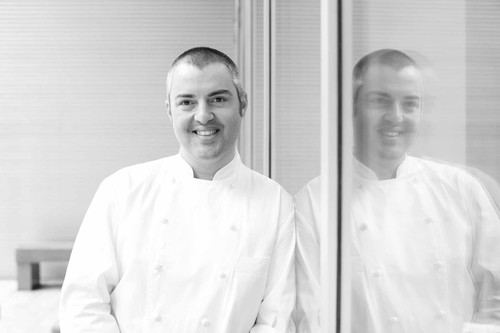 Im »The Modern«&nbsp; um Executive Chef Abram Bissell weiß man ab jetzt, was man bekommt: Ein 8-gängiges Menü gibt es seit Neuestem zum Fixpreis von 228 Dollar pro Person, Trinkgeld inkludiert.