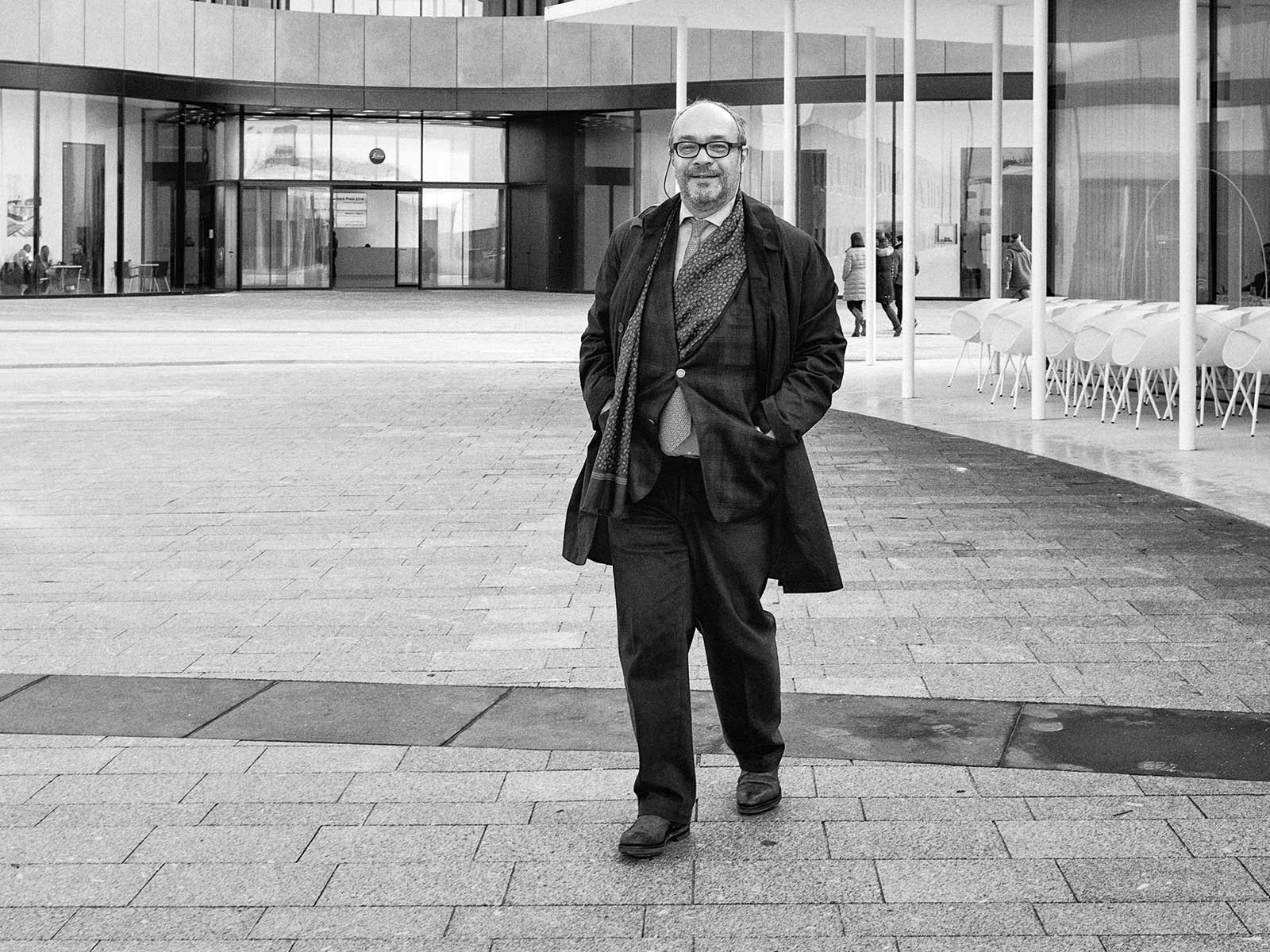 Andreas Kaufmann vor dem «Café Leitz» in Wetzlar, einer Interpretation eines Bauhaus-Bungalows gepaart mit einem Wiener Kaffeehaus.
