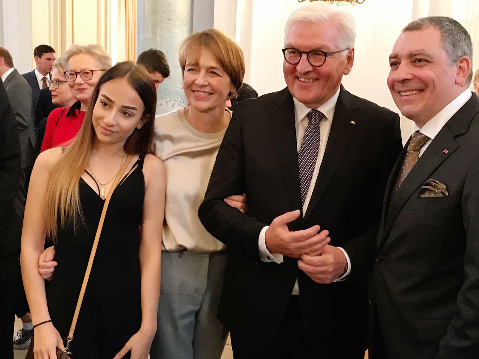 Christian Bau (r. mit Einstecktuch), seine Tochter Lisa-Marie (l.) mit Bundespräsident Frank-Walter Steinmeier und Gattin Elke Büdenbender. 