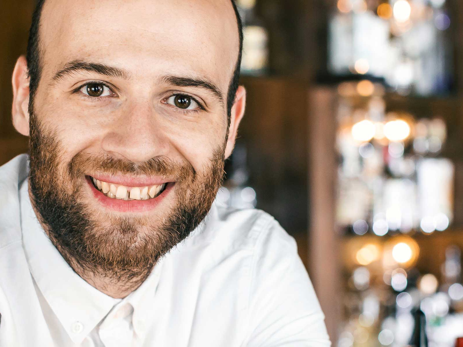 Justin R. Rayani ist das Mixologenhirn der «Dante Bar», des Klassikers. Und dazu gibt es eines der weltweit grössten Gin-Sortimente.