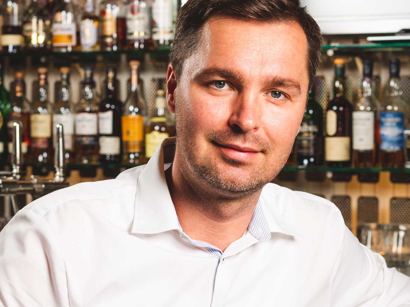 Florian Herrmann aus der »Lujah Bar« liefert gemeinsam mit André Hamann eine Neufassung des Klassikers Rum Sour. 