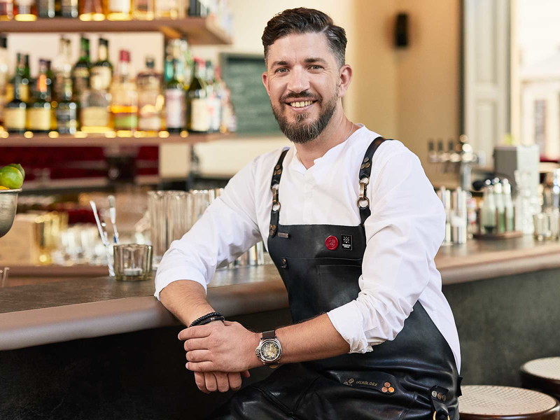 Damir Bušić versieht seinen Sour in seiner neuen Bar »Eckstein« mit den Aromen von drei verschiedenen Zitrusfrüchten. 