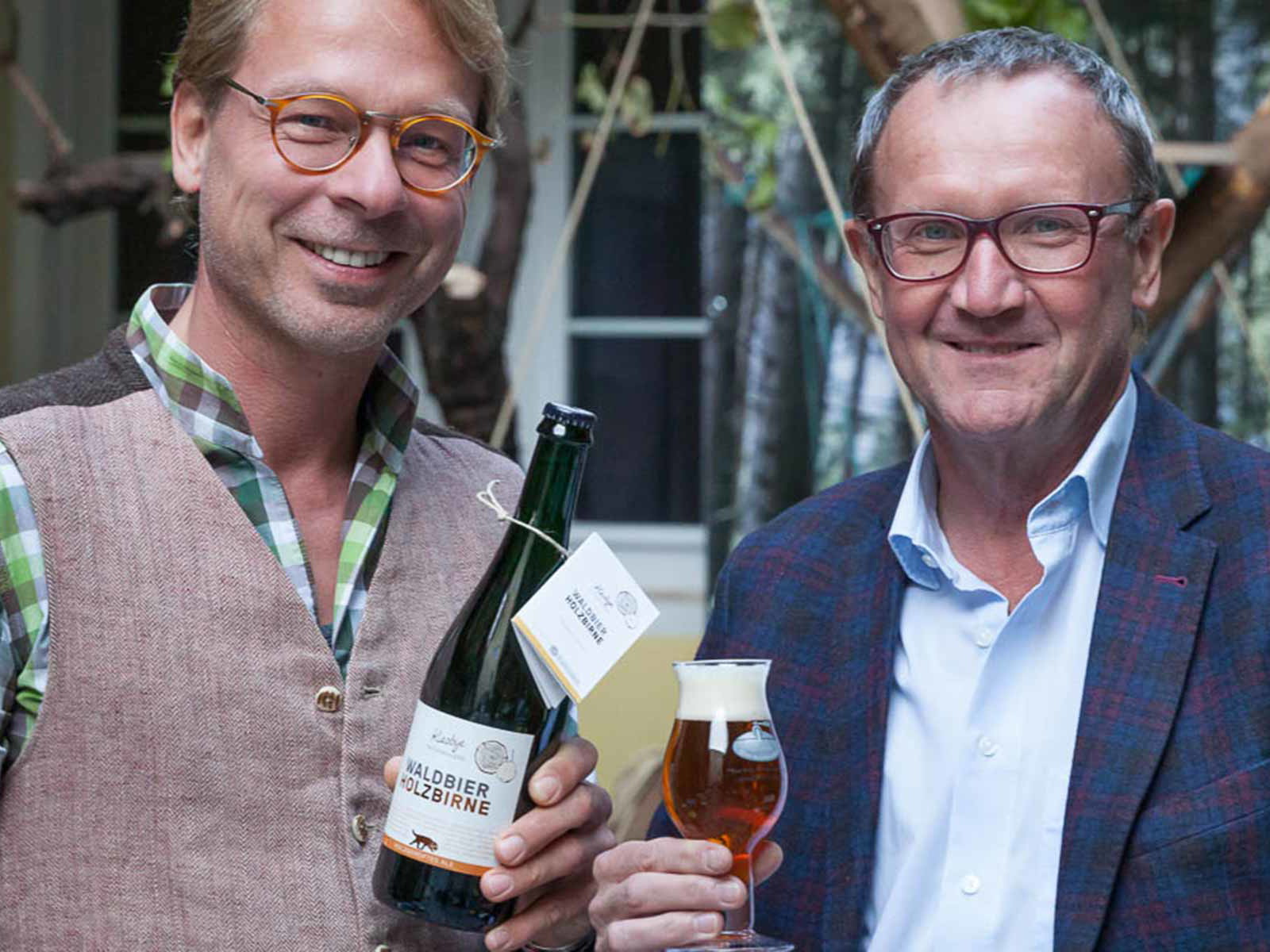 Braumeister Axel Kiesbye und Bundesforstevorstand Rudolf Freidhager mit dem Waldbier 2018.