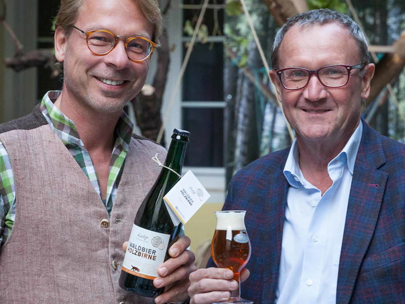 Braumeister Axel Kiesbye und Bundesforstevorstand Rudolf Freidhager mit dem Waldbier 2018.