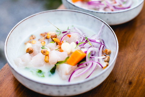 Ceviche Clásico mit rohem Wolfsbarsch, Süsskartoffel, peruanischem Mais und Leche de Tigre.