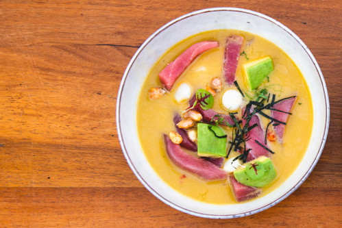 Ceviche Nikkei mit rohem Thunfisch, Aji Amarillo, Wasabi, Avocado und japanischer Leche de Tigre