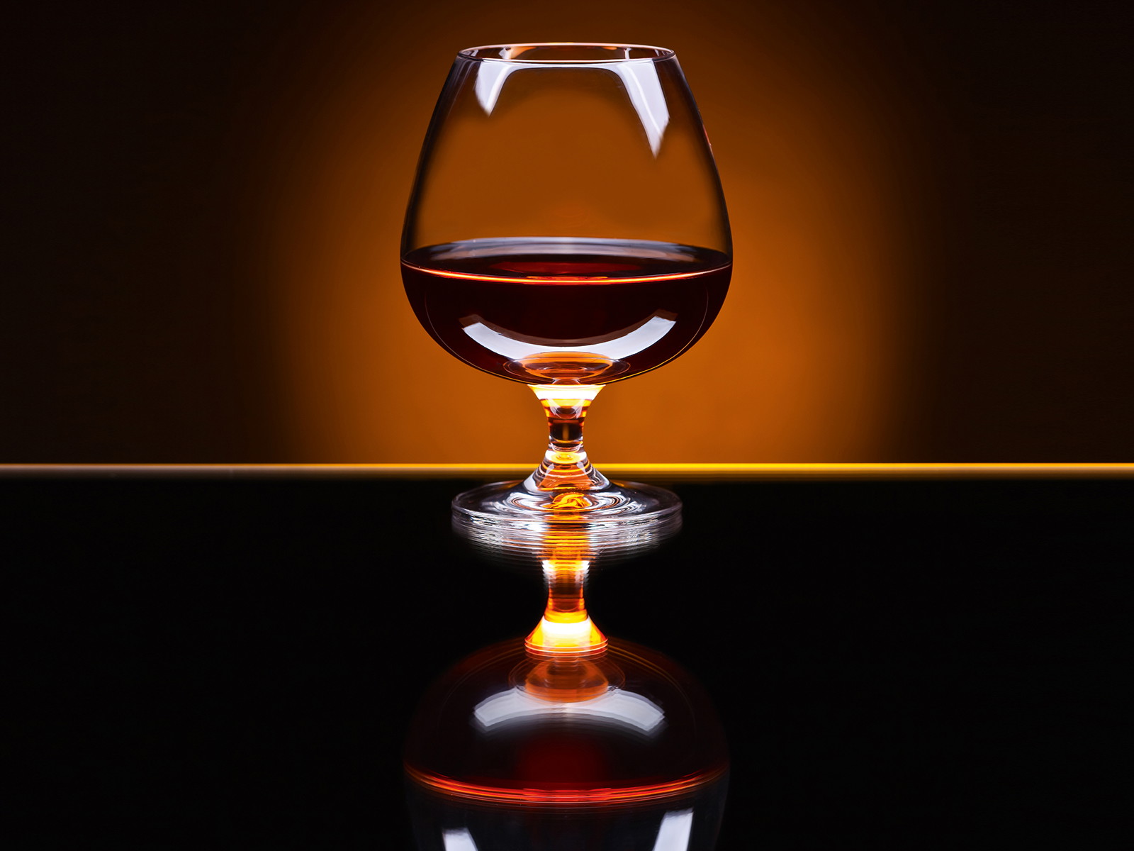 Das Bild von Cognac im Schwenker ist selten geworden. Heute genießt man ihn in schmäleren Gläsern oder als Cocktail. 