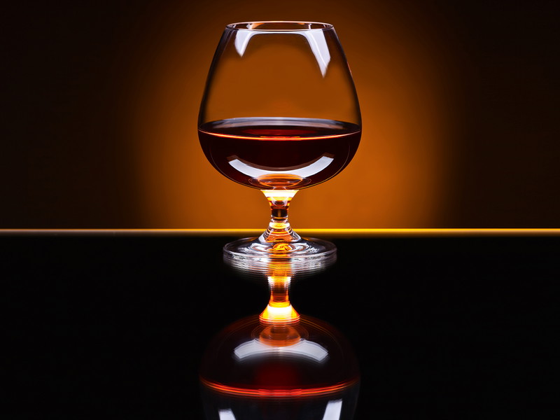 Das Bild von Cognac im Schwenker ist selten geworden. Heute geniesst man ihn in schmäleren Gläsern oder als Cocktail. 