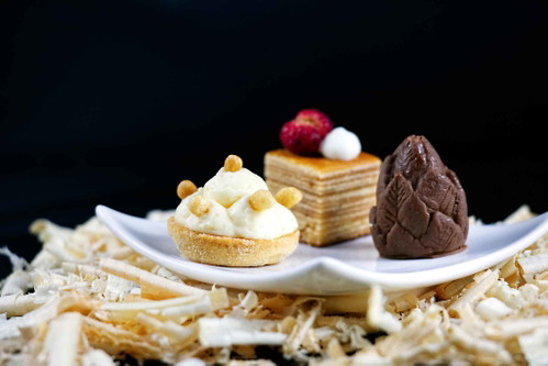 Gänseleber-Espuma, gefüllte Cannoli und Kirsche – das Dessert in der »Zirbelstube«.