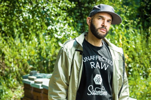 Hätten Sie gedacht, dass dieser Mann Imker ist? Edward Obika kommt ohne Raumanzug aus.