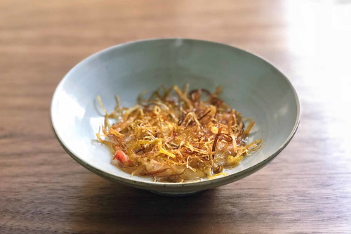 Alaska-Köngiskrabbe mit Lauch und Grapefruit.