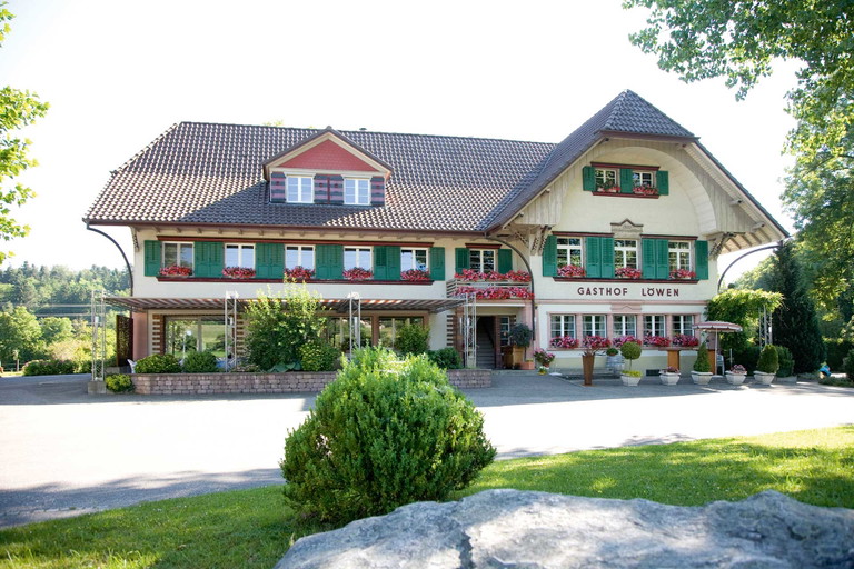 Landbeiz und Weintempel zugleich: Die Weinkarte des «Löwen» lässt kaum Wünsche offen.