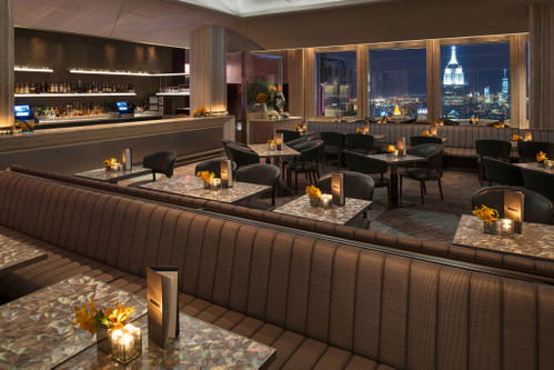 Hoch auf dem Rockefeller Center im 65. Stock befindet sich das »SixtyFive« – die höchste Bar von New York City.