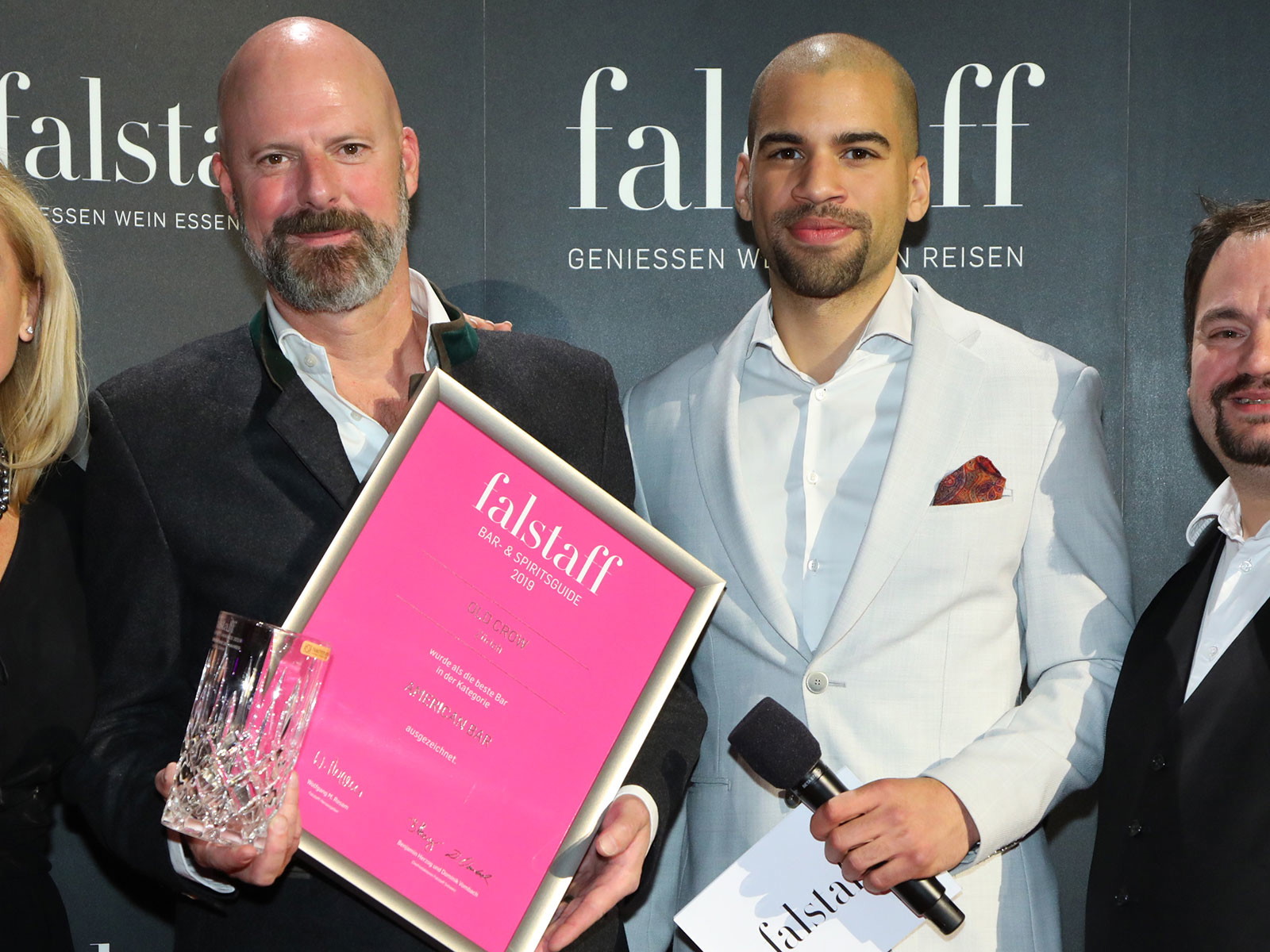 Markus Blattner, Baarkeeper und Inhaber der «Old Crow» Bar nimmt die Auszeichnung «Beste American Bar des Jahres» entgegen. 