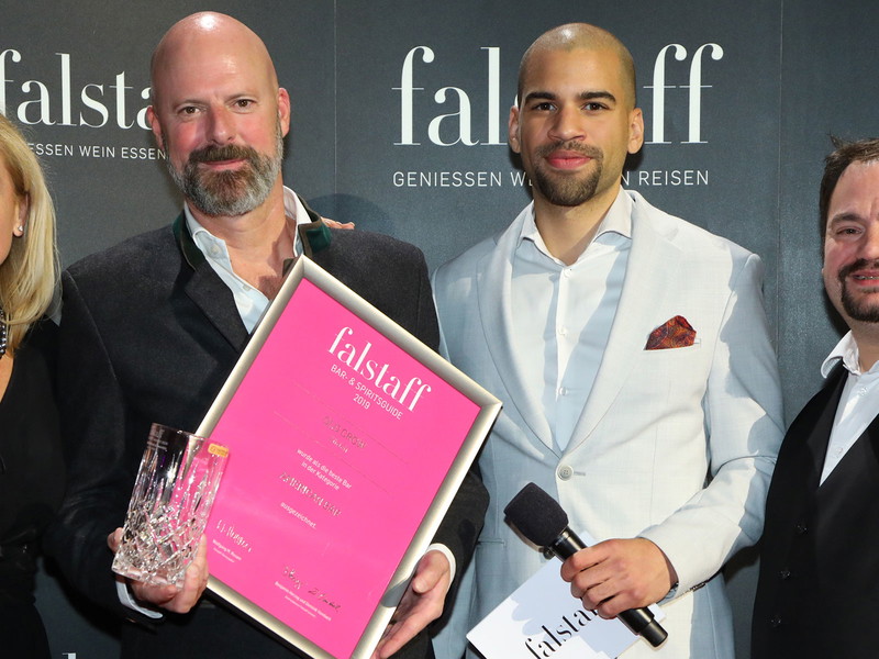 Markus Blattner, Baarkeeper und Inhaber der «Old Crow» Bar nimmt die Auszeichnung «Beste American Bar des Jahres» entgegen. 