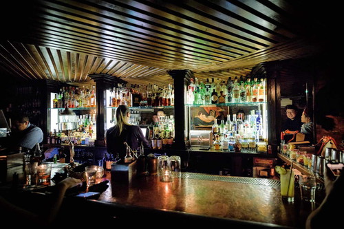 PDT heißt »Please don’t tell«. Wir verraten’s trotzdem: Hier gibt es herausragende Cocktails!