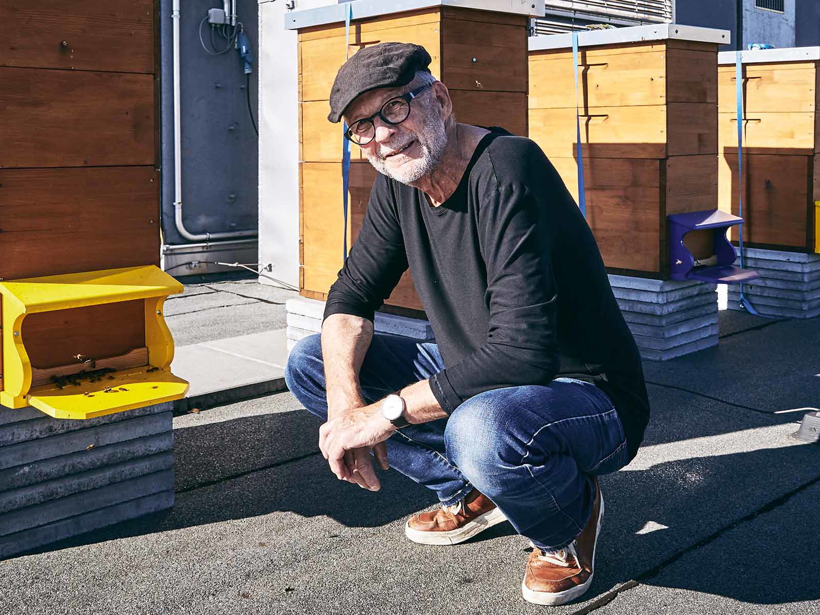 Stadt-Imker Peter Schneider bei seinen Bienenvölkern auf dem Globus-Gebäude an der Bahnhofstrasse.