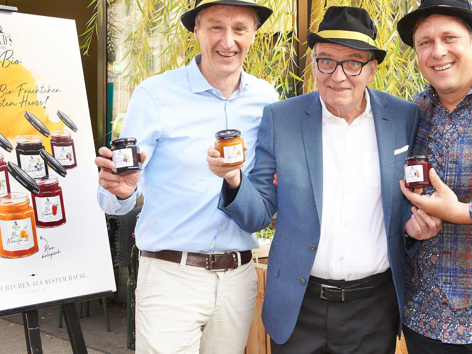 Bei der Präsentation vor dem Staud's Pavillon: Hans Staud (Mitte) mit den beiden Geschäftsführern Jürgen Hagenauer (l.) und Stefan Schauer (r.).